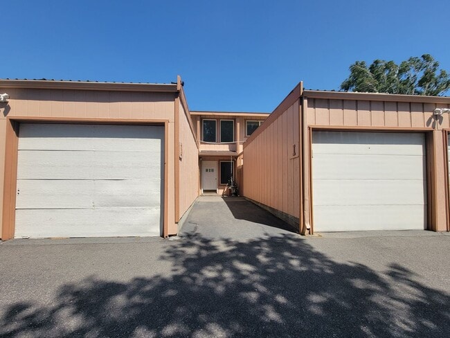 Primary Photo - Updated 2-Bedroom Apartment with Pool, Bal...