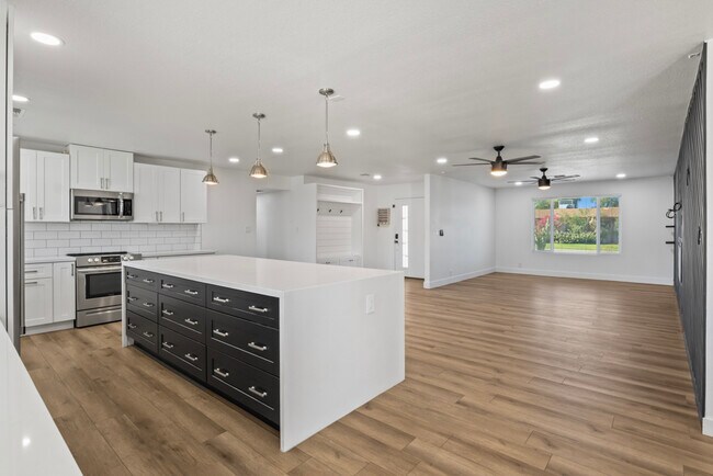 Building Photo - 2166 E Greenway Dr