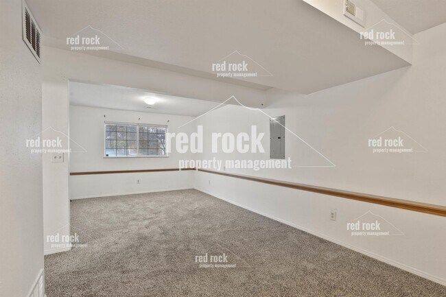 Building Photo - 1323 N Mitchell Rd