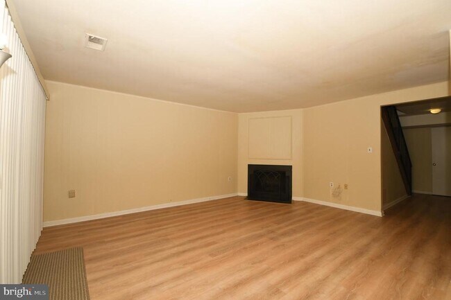 Building Photo - 8147 Inverness Ridge Rd