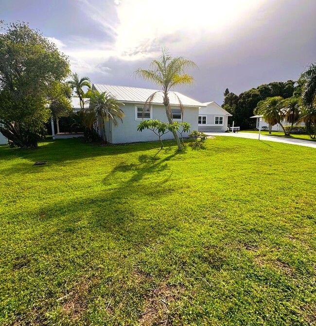 Building Photo - Boater's Dream: 4/2.5/3CG home in exclusiv...
