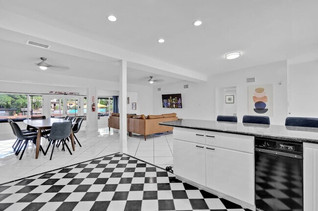 Building Photo - 1712 NE 18th Ave