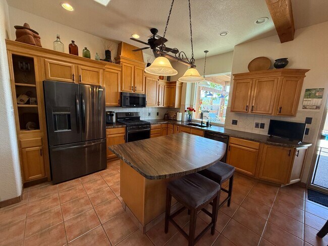 Building Photo - Gorgeous Furnished Pool/Spa Home with spectacular views