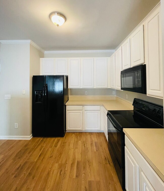 Building Photo - Charming 3 bedoom 2.5 bath town home in th...