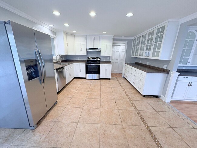 Building Photo - Charming 5-Bedroom Home in Prime Ballard Location!