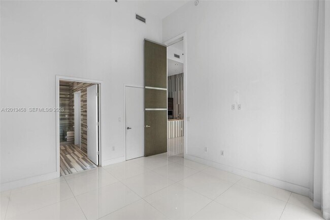 Building Photo - 475 Brickell Ave