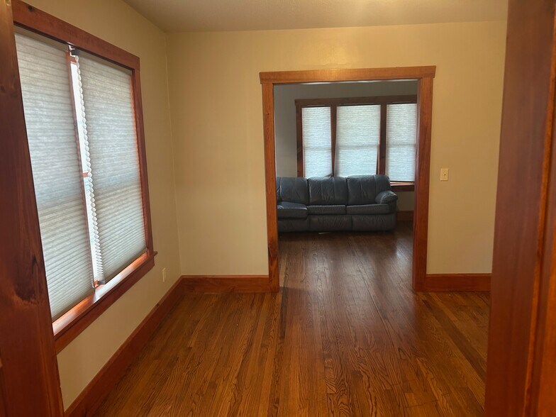 Building Photo - 2624 Woodlawn Ave