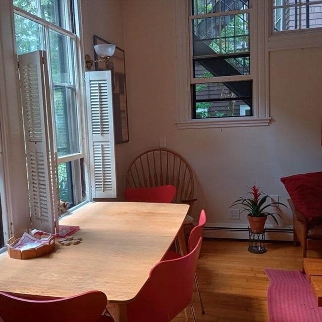 Building Photo - 10 Hilliard St
