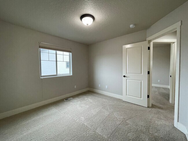 Building Photo - Lovely North Plains 4Bd 2.5Ba Home with Ja...