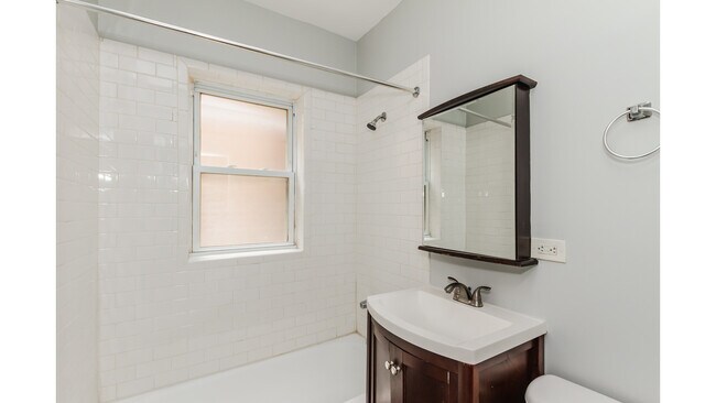 Building Photo - 2408 N Kilbourn Ave