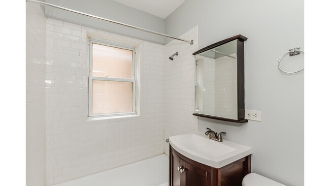 Building Photo - 2414 N Kilbourn Ave