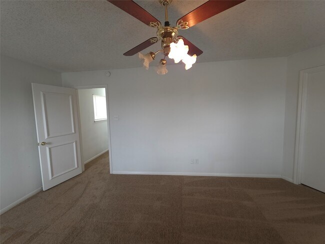 Building Photo - 7126 Deer Creek Ct