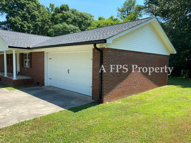 Building Photo - 184 Pine St SW