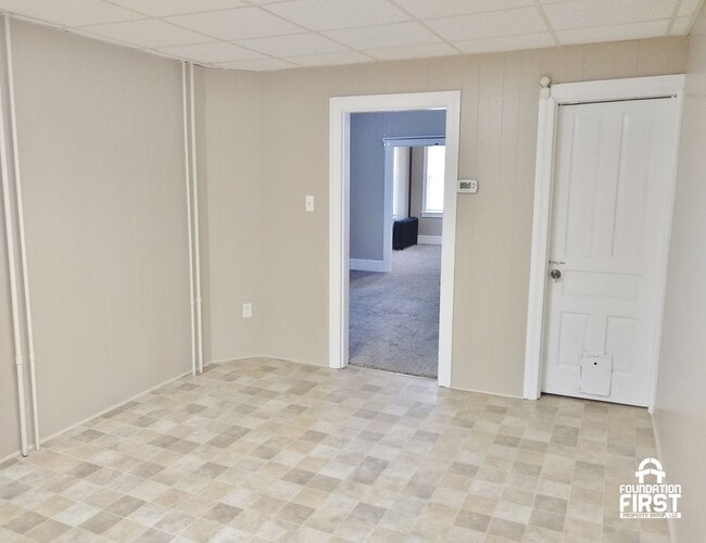 Building Photo - 5 Bed / 2 Bath Single Family Duplex