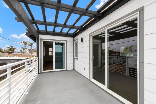 Building Photo - Luxurious Coastal Retreat with Stunning Oc...