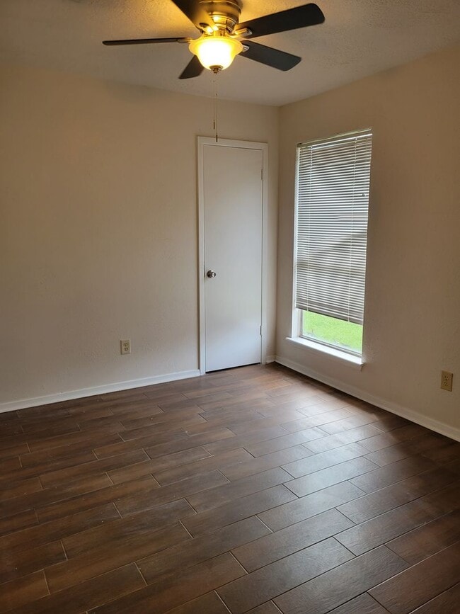 Building Photo - One story, 3 bedroom duplex available!