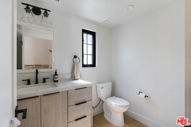 Building Photo - 738 Parkman Ave