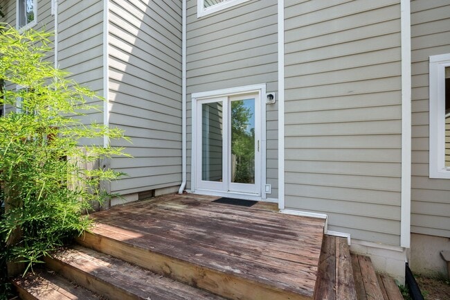 Building Photo - Charming 2 Bedroom/1 Bath Townhome in Henrico ***Available Early September***