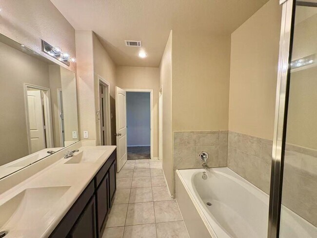 Building Photo - Cozy and well-kept 4 beds rental home in H...