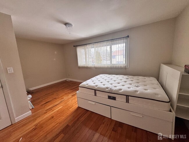 Building Photo - 489 Madison Dr