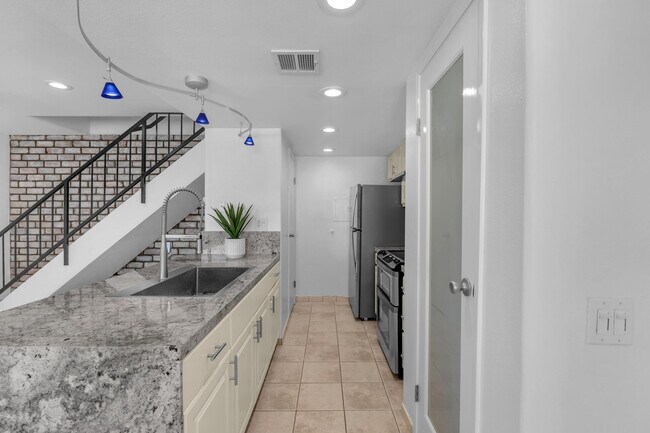 Building Photo - 72592 Edgehill Dr