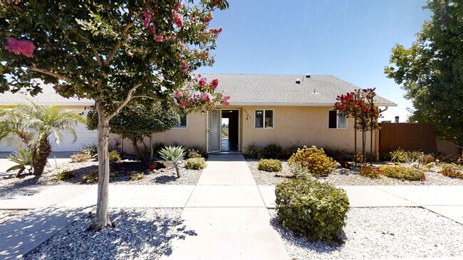 Building Photo - Beautiful House on Manhasset! Great Views! (Lease out, pending signatures. Check back in a few da...