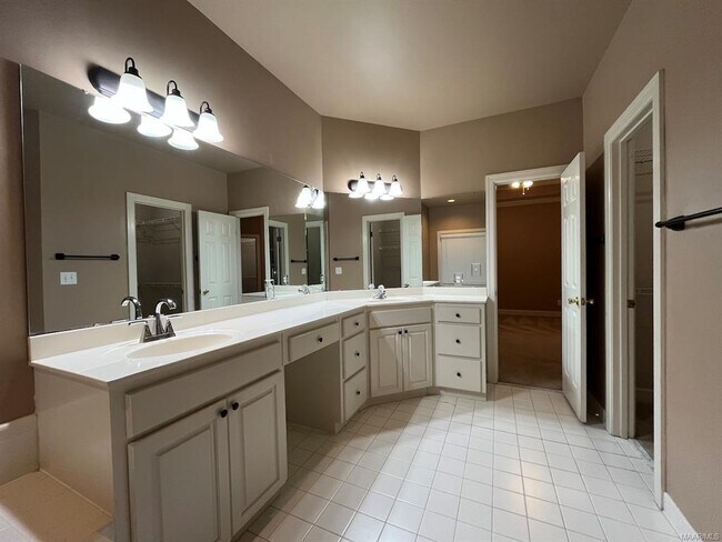 Building Photo - 8839 Sturbridge Dr
