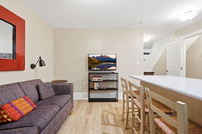 Building Photo - 826 Mentelle Dr NE