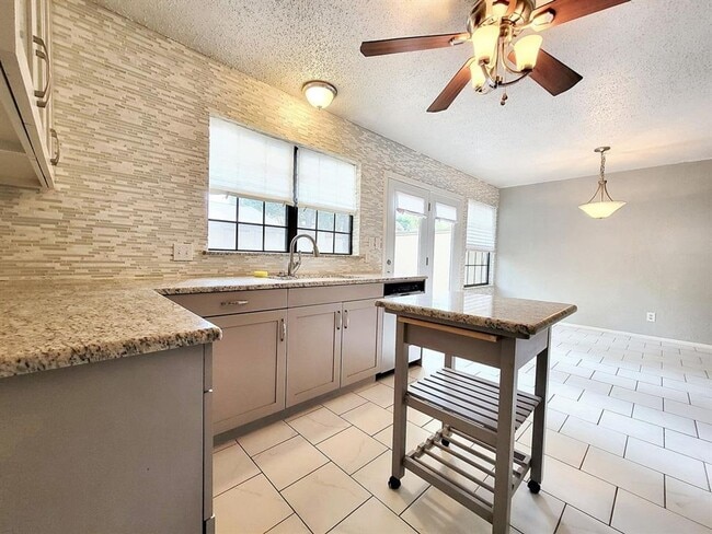 Building Photo - Cozy 3 Bed, 1.5 Bath Rental with Garage an...