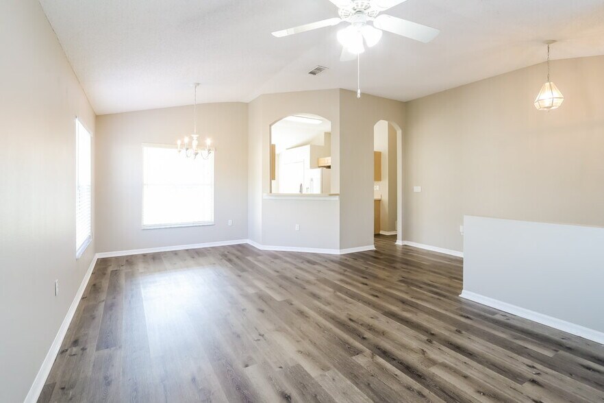Building Photo - 1620 Totem Pole Way