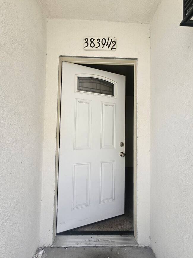 Building Photo - 3839 Woodlawn Ave