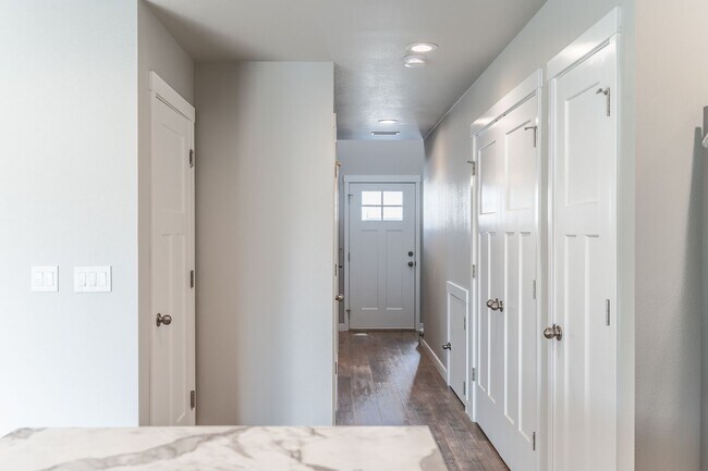 Building Photo - 3 Bed, 2.5 Bath Duplex in Royal City