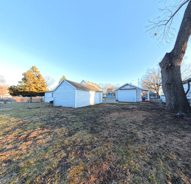 Building Photo - 2 Bedroom 1 Stall Garage East Side Home for Rent