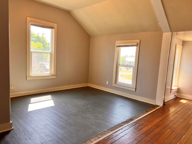Building Photo - One Bedroom Apartment Home! Pet Friendly