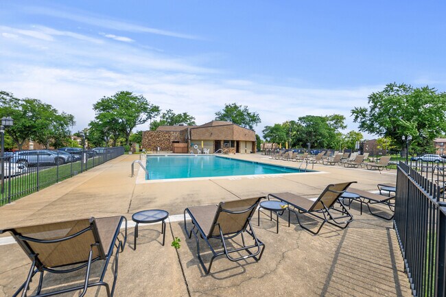 Building Photo - 2214 Country Club Dr