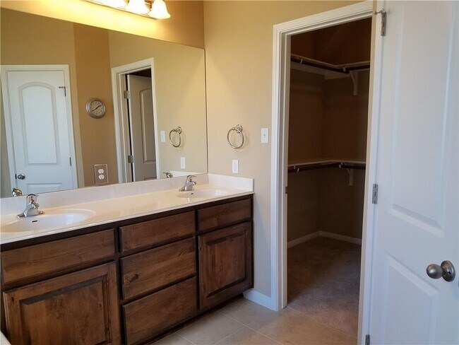 Building Photo - 743 Easton Dr