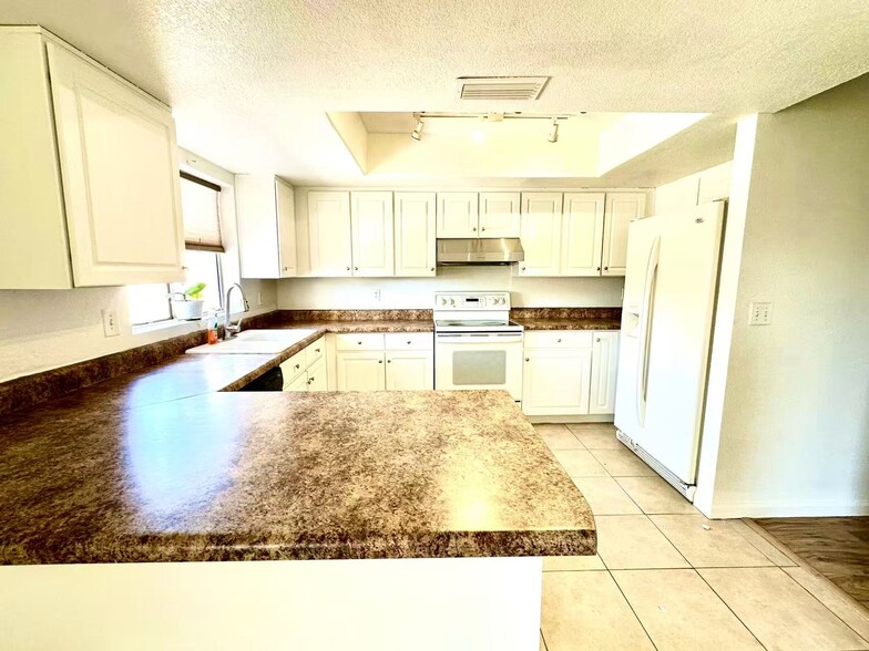 Building Photo - 1056 W Hackamore St