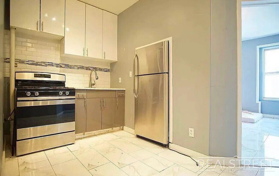 Building Photo - Gates Avenue