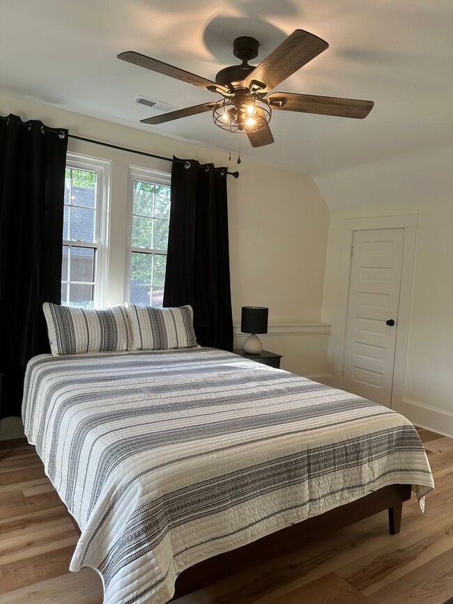 Building Photo - 3 bedroom, 2 bath, furnished Kingsport, TN