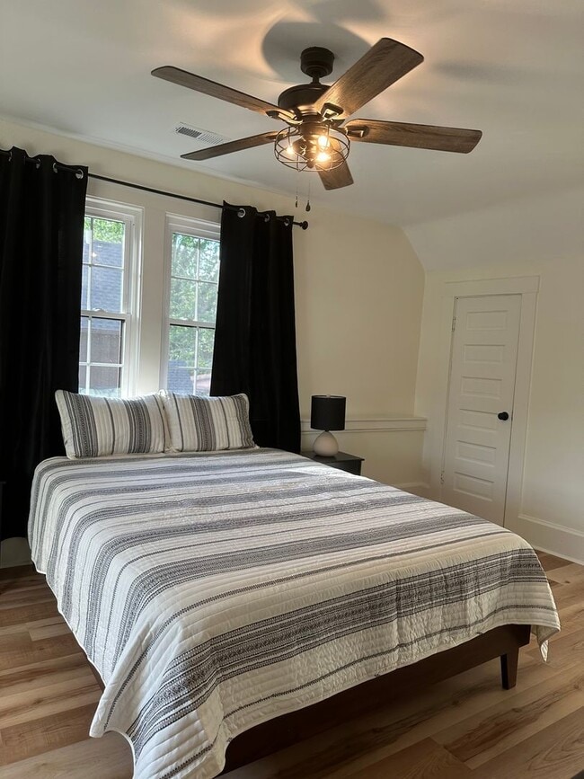 Building Photo - 3 bedroom, 2 bath, unfurnished or furnishe...