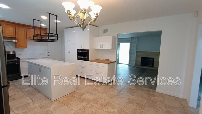 Building Photo - 255 Camino Del Cerro Grande
