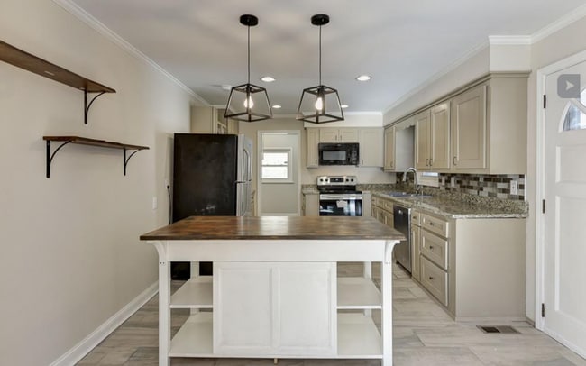 Building Photo - Newly Renovated 3 Bed 3 Bath in Desirable ...