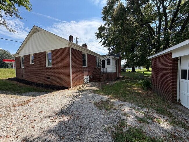 Building Photo - Updated 3 bedroom, 2 bathroom house for rent in Shelby, NC