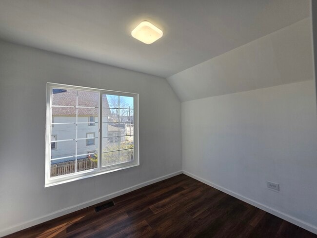 Building Photo - 122 Hawley St