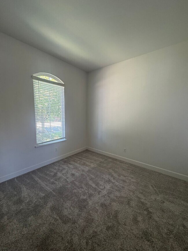 Building Photo - 709 Woodacre Dr