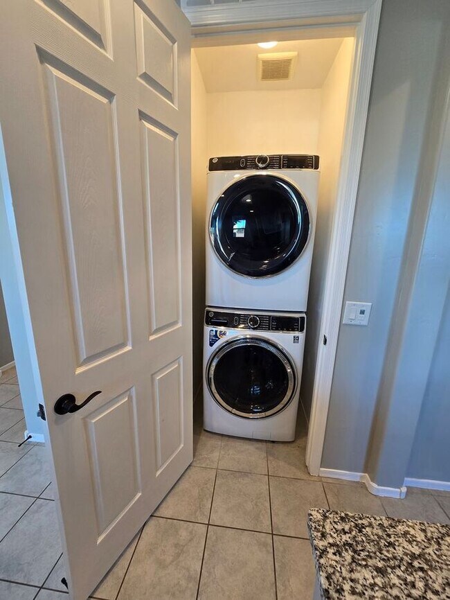 Building Photo - MOVE IN SPECIAL!! 3 Bedroom/ 2 Bath Red Rock Oasis