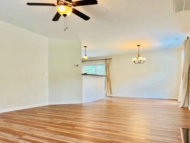Building Photo - Sellhorn Heights 4BR/2.5BA, Fenced Yard, D...