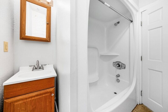 Building Photo - 1378 1/2 Indianola Ave