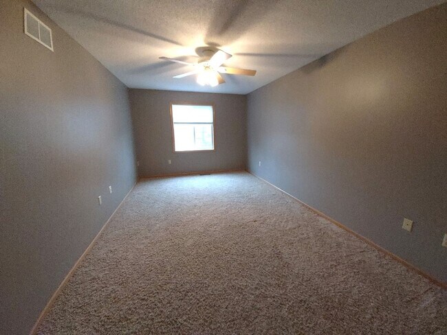 Building Photo - 2 Bedroom 1.5 Bathroom End Unit Townhome in Hudson