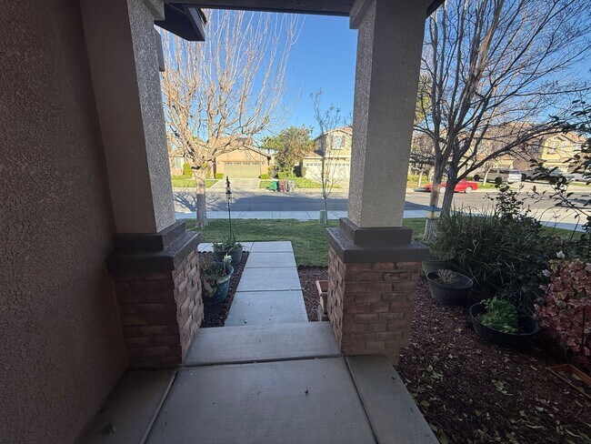 Building Photo - 5 Bedrooms 3 Baths! Resort Living at The Lakes Community in Menifee!